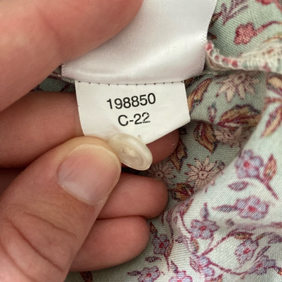 Foxcroft NYC Wrinkle Free size 12 Shaped Floral Button Down Collared Shirt - Picture 9 of 9